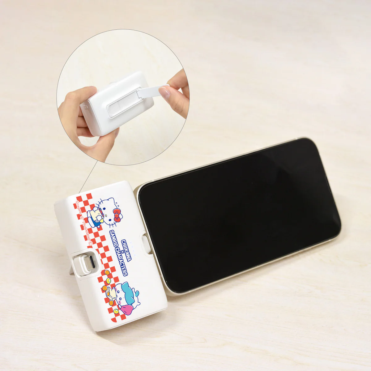 ちいかわ×サンリオキャラクターズ スーパーマーケットなLightning／Type-Cコネクタ付き リチウムイオン充電器 4000mAh（ハチワレ＆ハローキティ） - Image 3