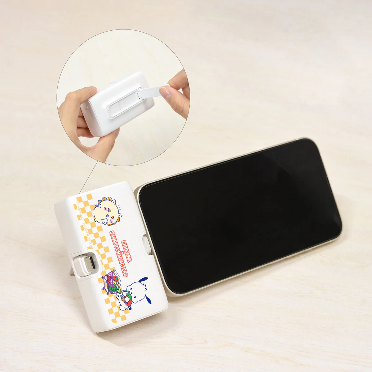 ちいかわ×サンリオキャラクターズ スーパーマーケットなLightning／Type-Cコネクタ付き リチウムイオン充電器 4000mAh（シーサー＆ポチャッコ） - Image 3