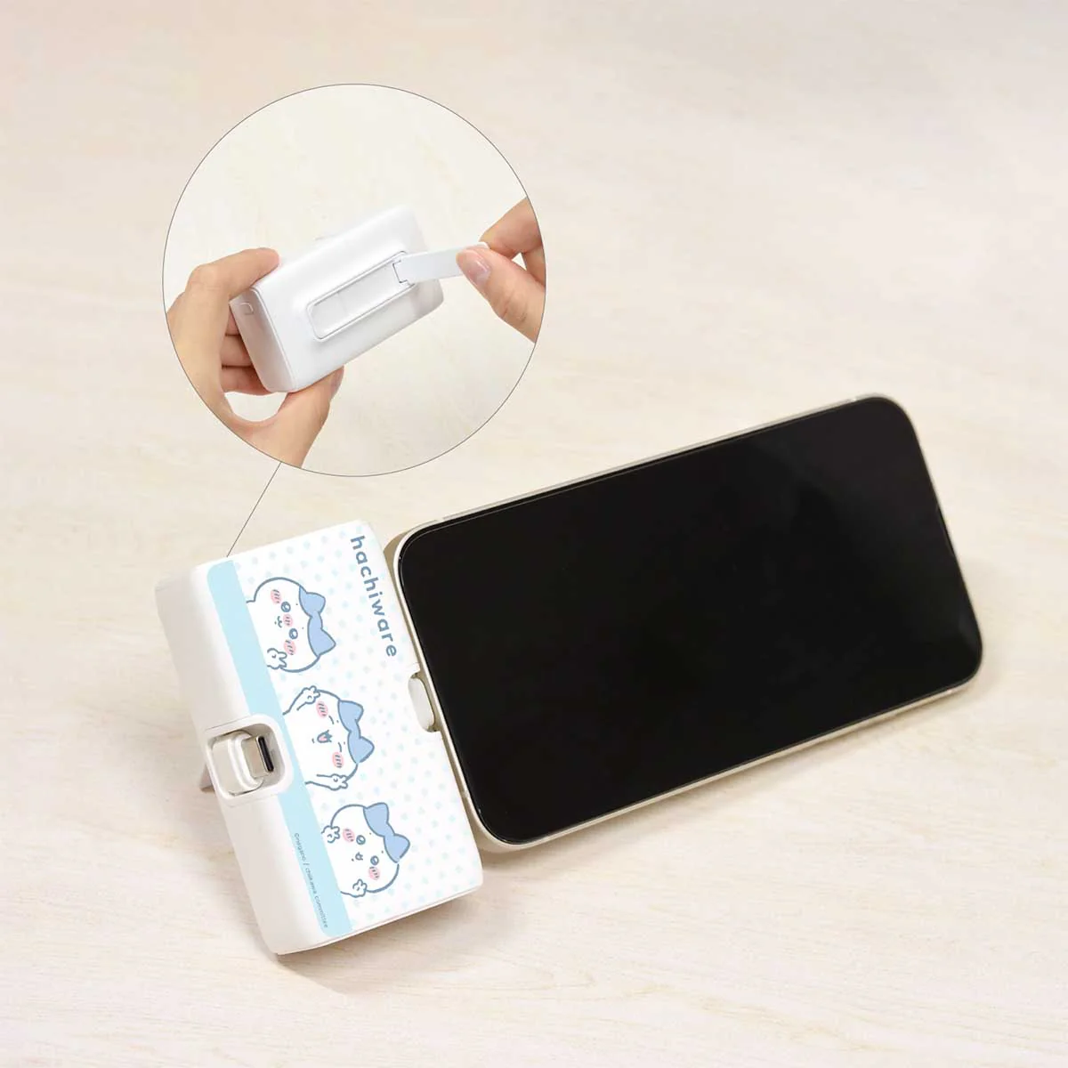 ちいかわ Lightning/Type-Cコネクタ付き リチウムイオン充電器（ハチワレ） - Image 3