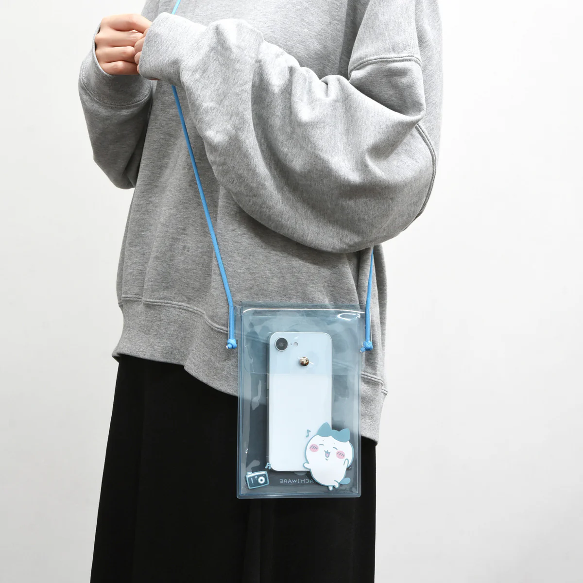 ちいかわ IIIIpocket Clearスマートフォンポーチ（ハチワレ） - Image 3