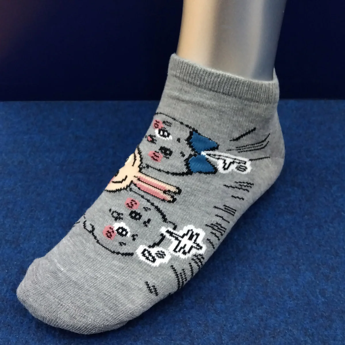ちいかわ スニーカー丈ソックス(覗き グレー) メンズ用 - Image 4