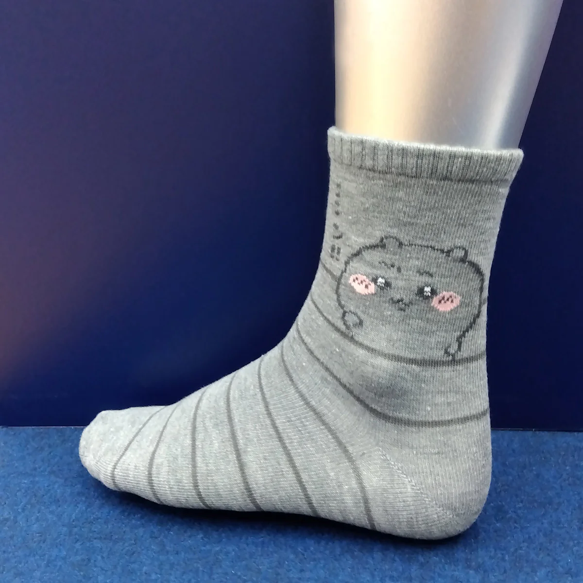 ちいかわ クルーソックス（ちいかわ決意 グレー） メンズ用 - Image 4
