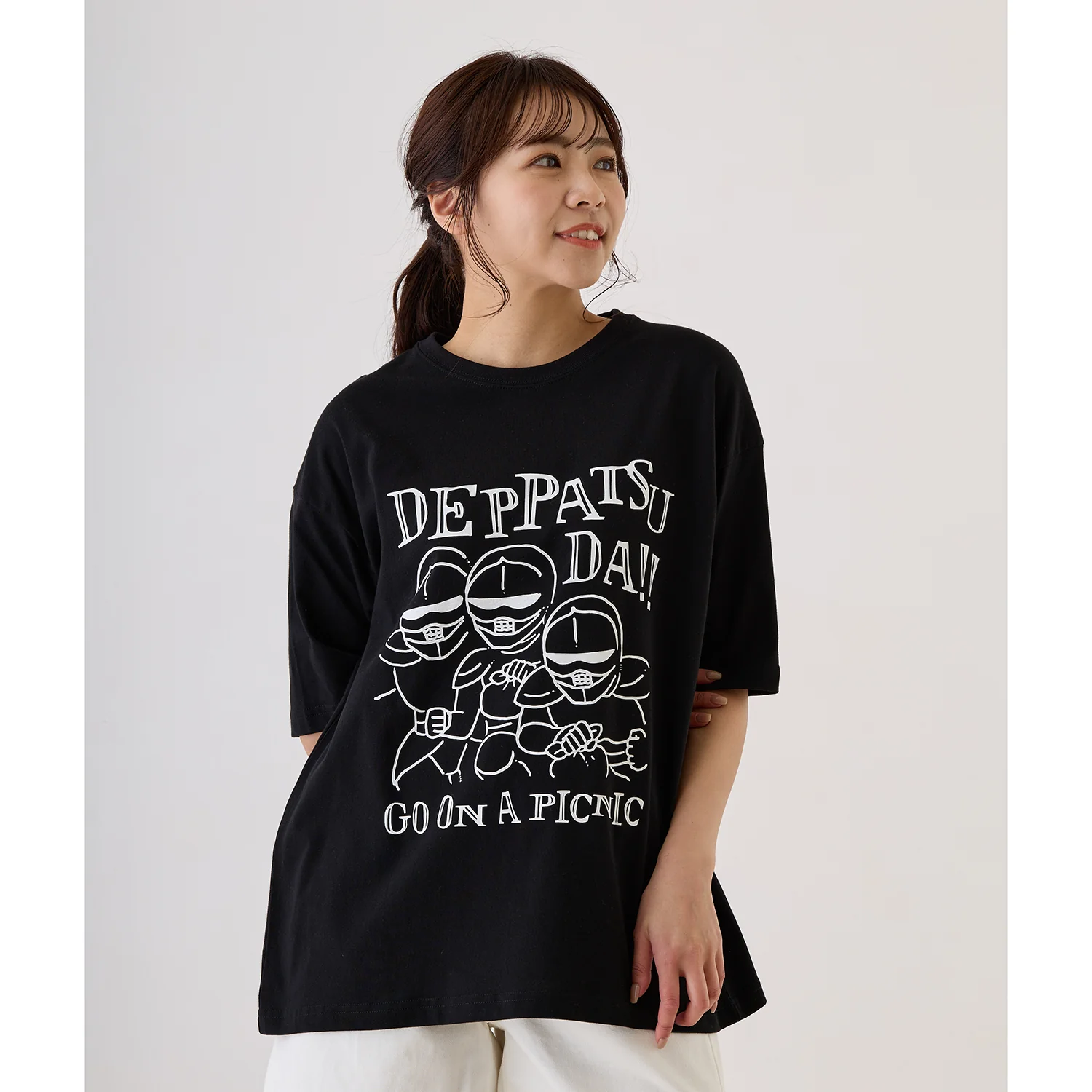 ちいかわ お出かけ楽しみ!な ビッグTシャツ 鎧デッパツ ブラック - Image 7