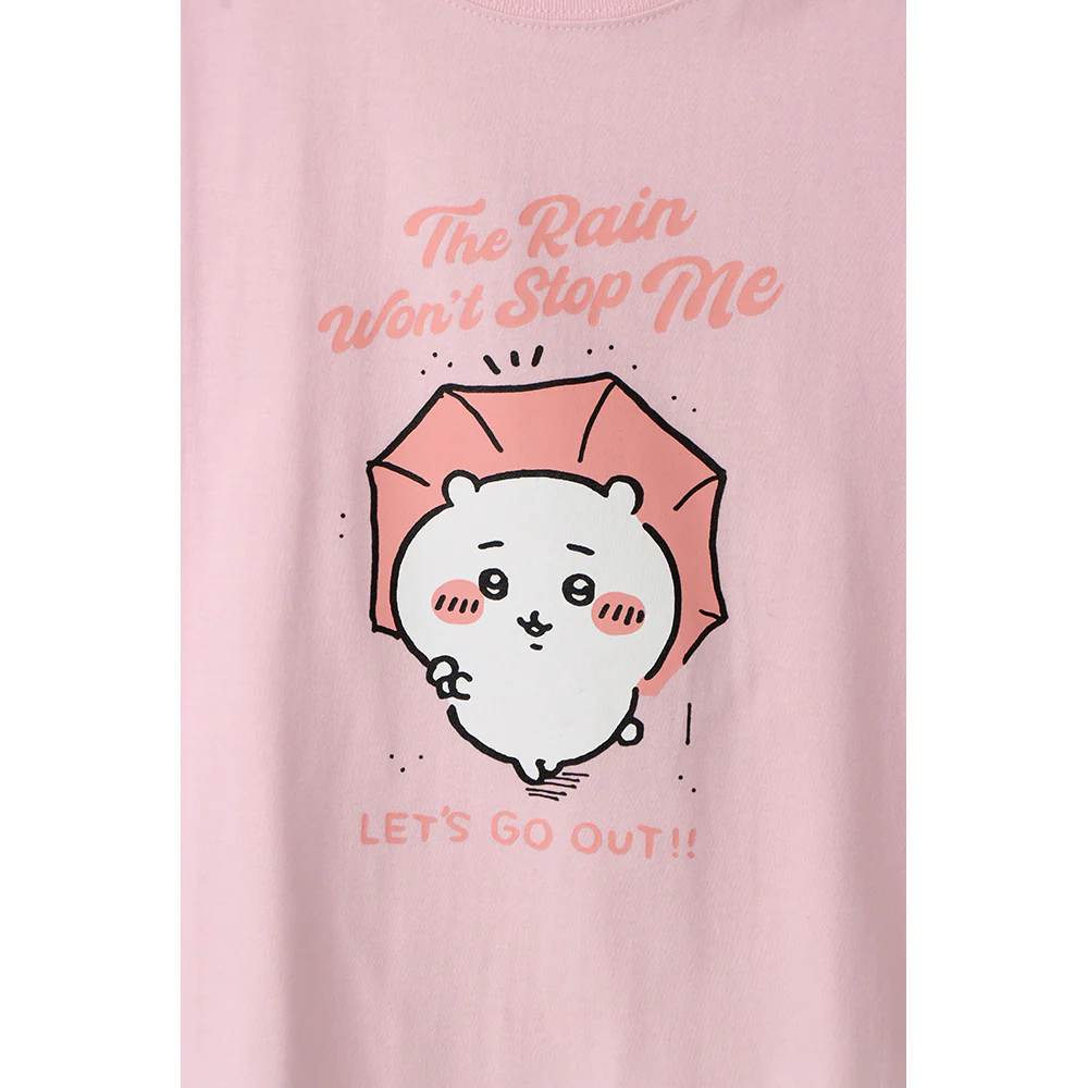 ちいかわ お出かけ楽しみ！な Tシャツ ちいかわと傘 ライトピンク - Image 2