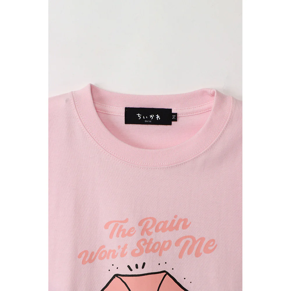 ちいかわ お出かけ楽しみ！な Tシャツ ちいかわと傘 ライトピンク - Image 3