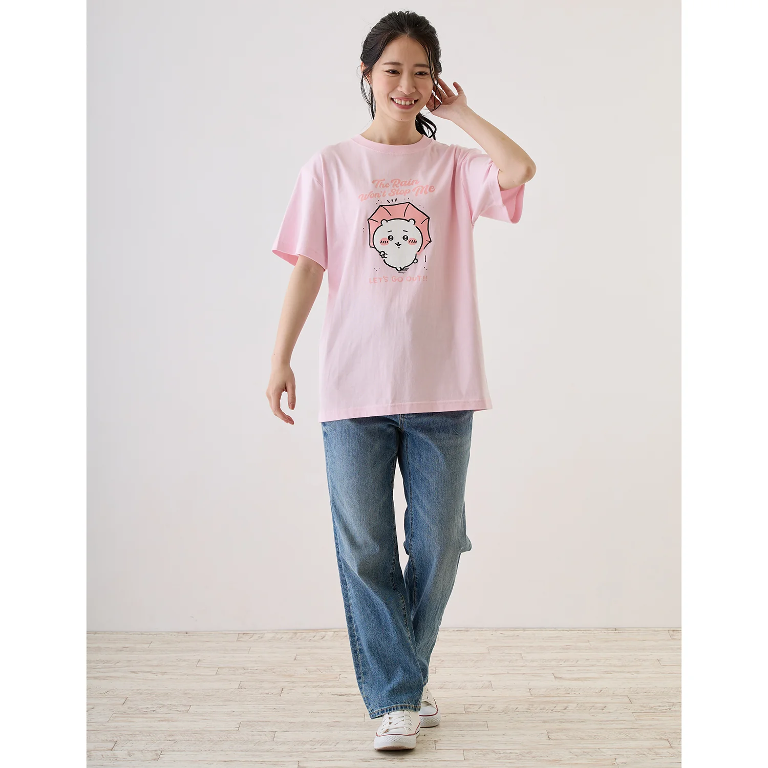 ちいかわ お出かけ楽しみ！な Tシャツ ちいかわと傘 ライトピンク - Image 6
