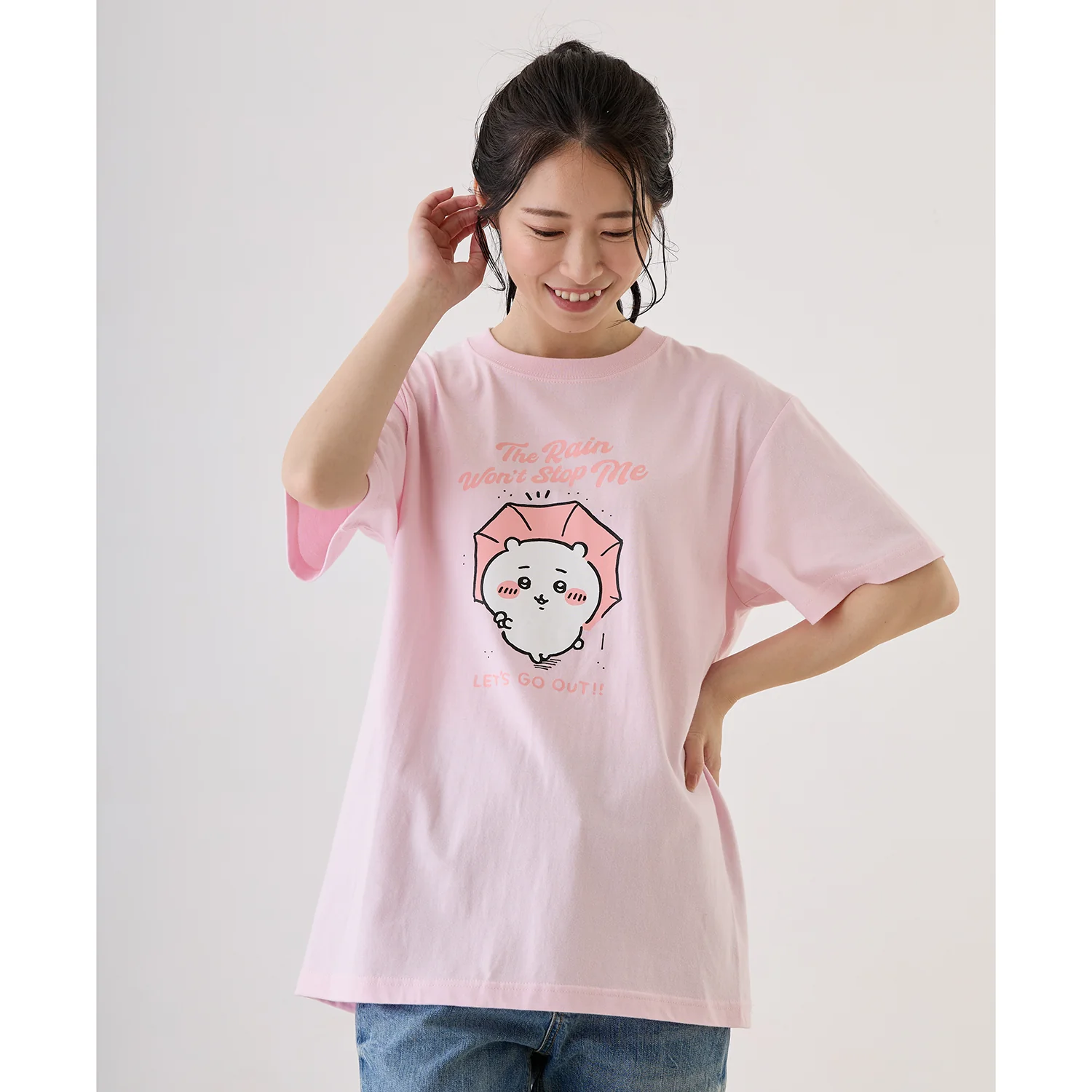 ちいかわ お出かけ楽しみ！な Tシャツ ちいかわと傘 ライトピンク - Image 7