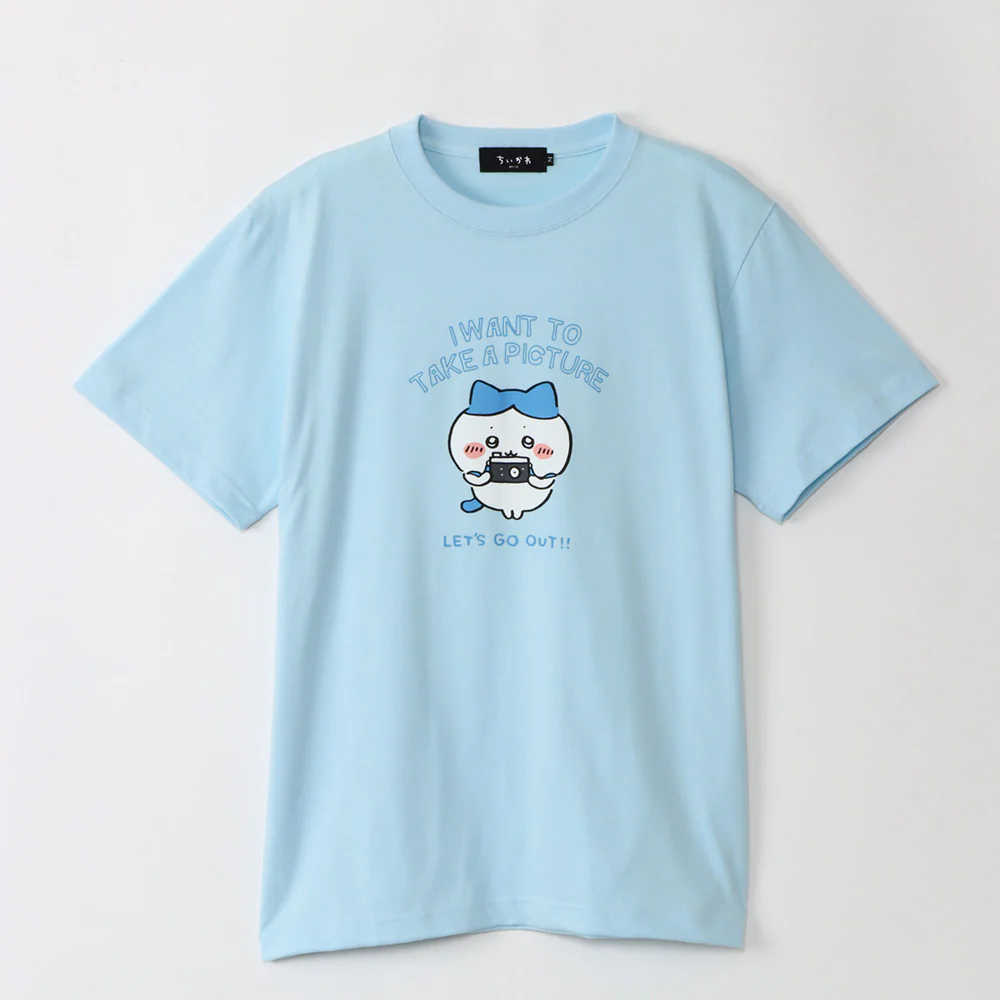 ちいかわ お出かけ楽しみ！な Tシャツ ハチワレとカメラ ライトブルー - Image 4