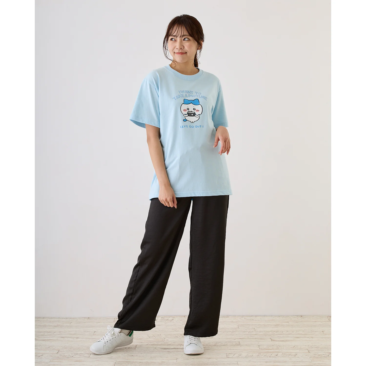 ちいかわ お出かけ楽しみ！な Tシャツ ハチワレとカメラ ライトブルー - Image 6