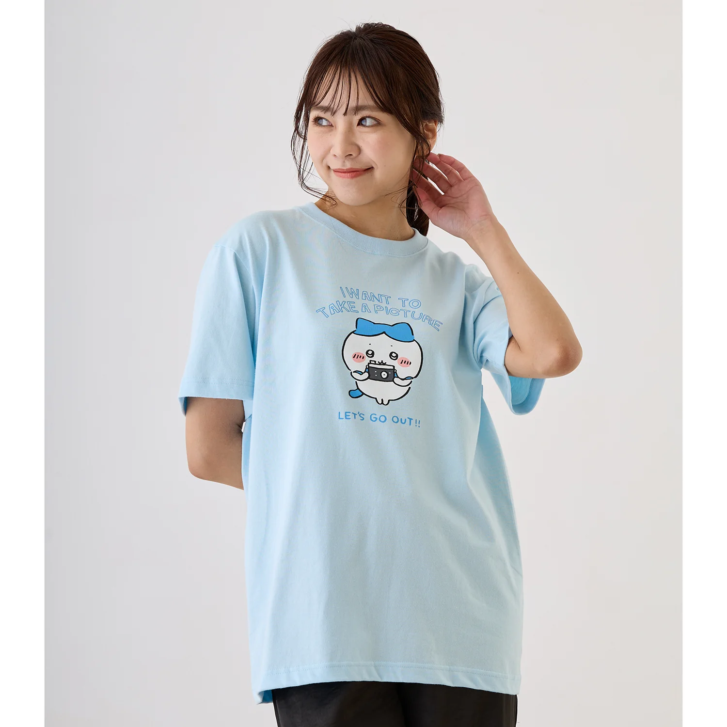 ちいかわ お出かけ楽しみ！な Tシャツ ハチワレとカメラ ライトブルー - Image 7