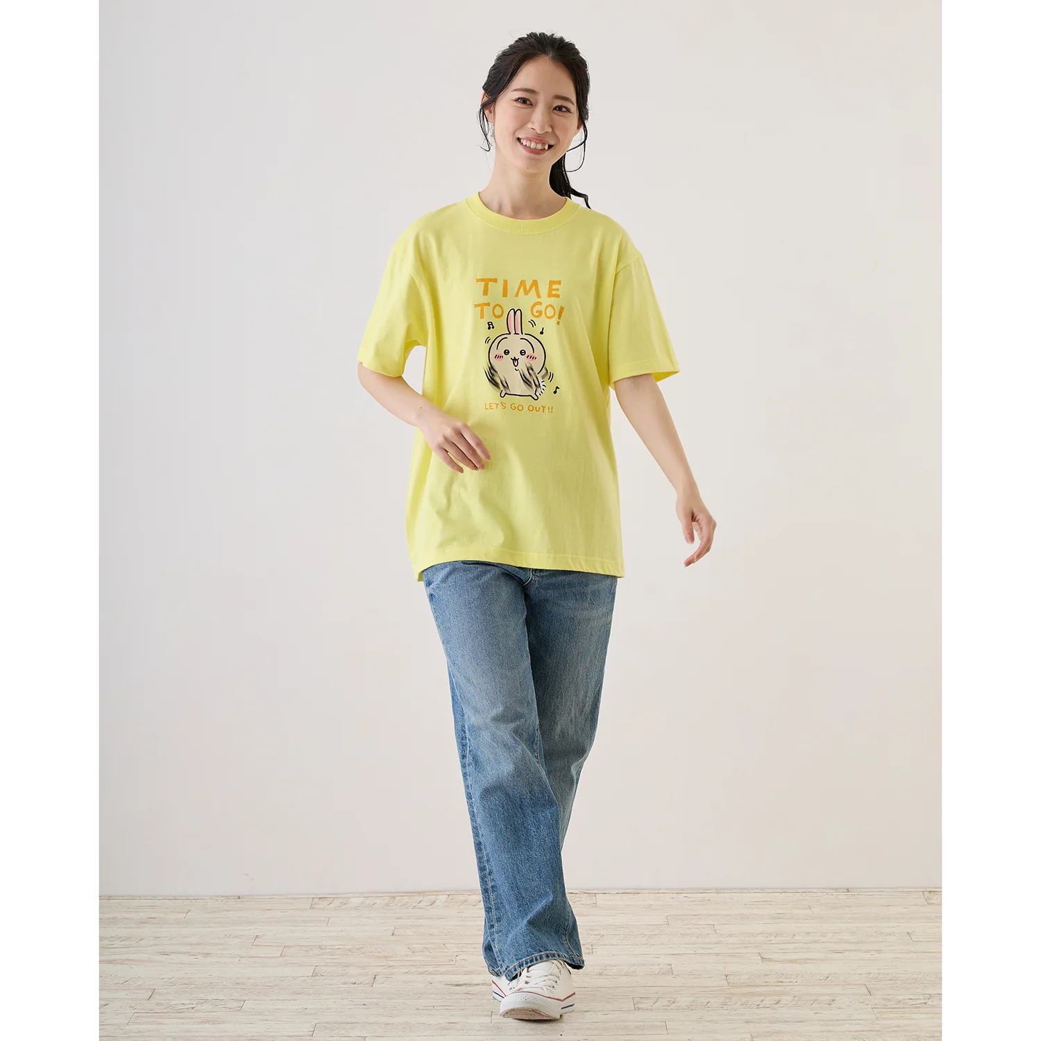 ちいかわ お出かけ楽しみ！な Tシャツ おでかけうさぎ ライトイエロー - Image 6