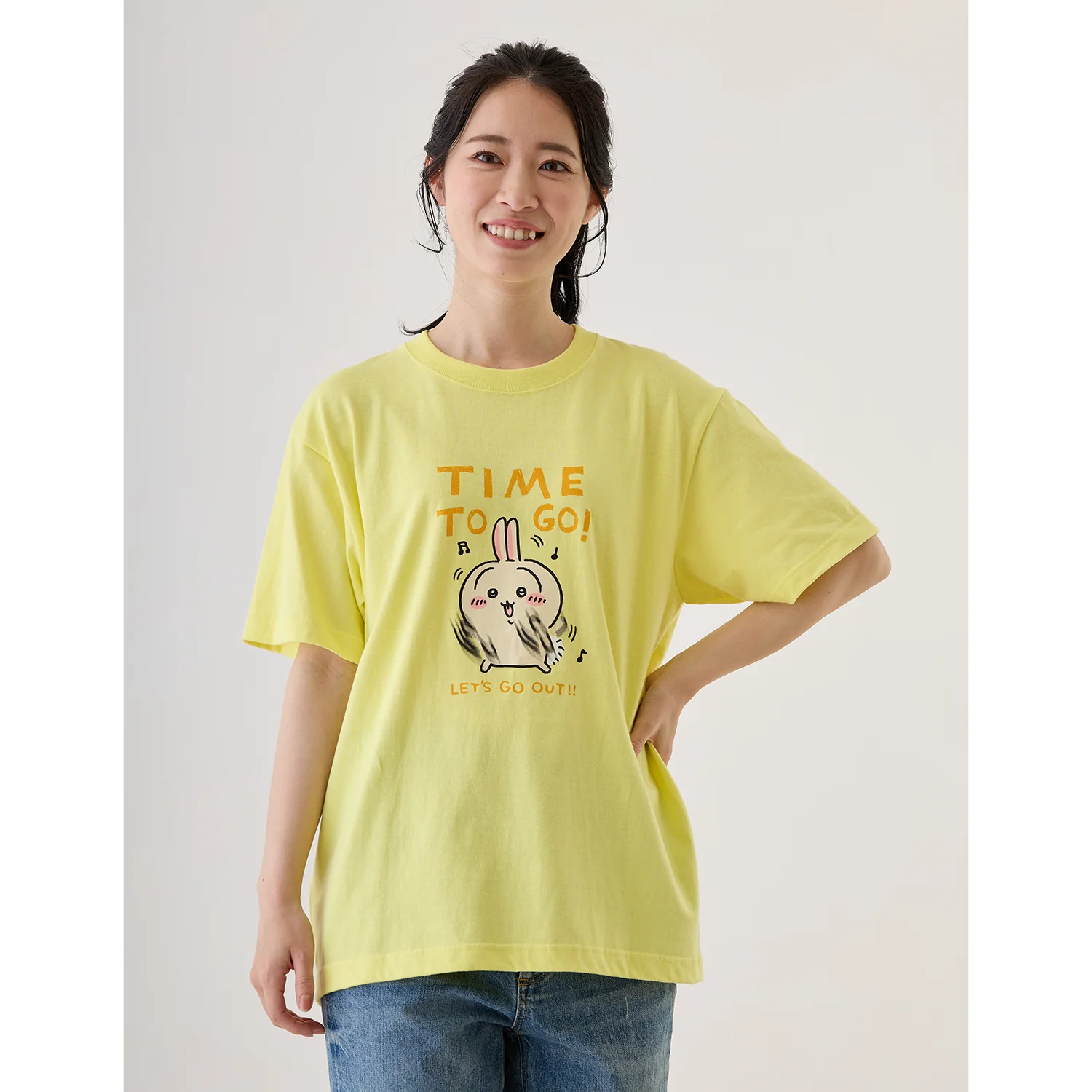 ちいかわ お出かけ楽しみ！な Tシャツ おでかけうさぎ ライトイエロー - Image 7