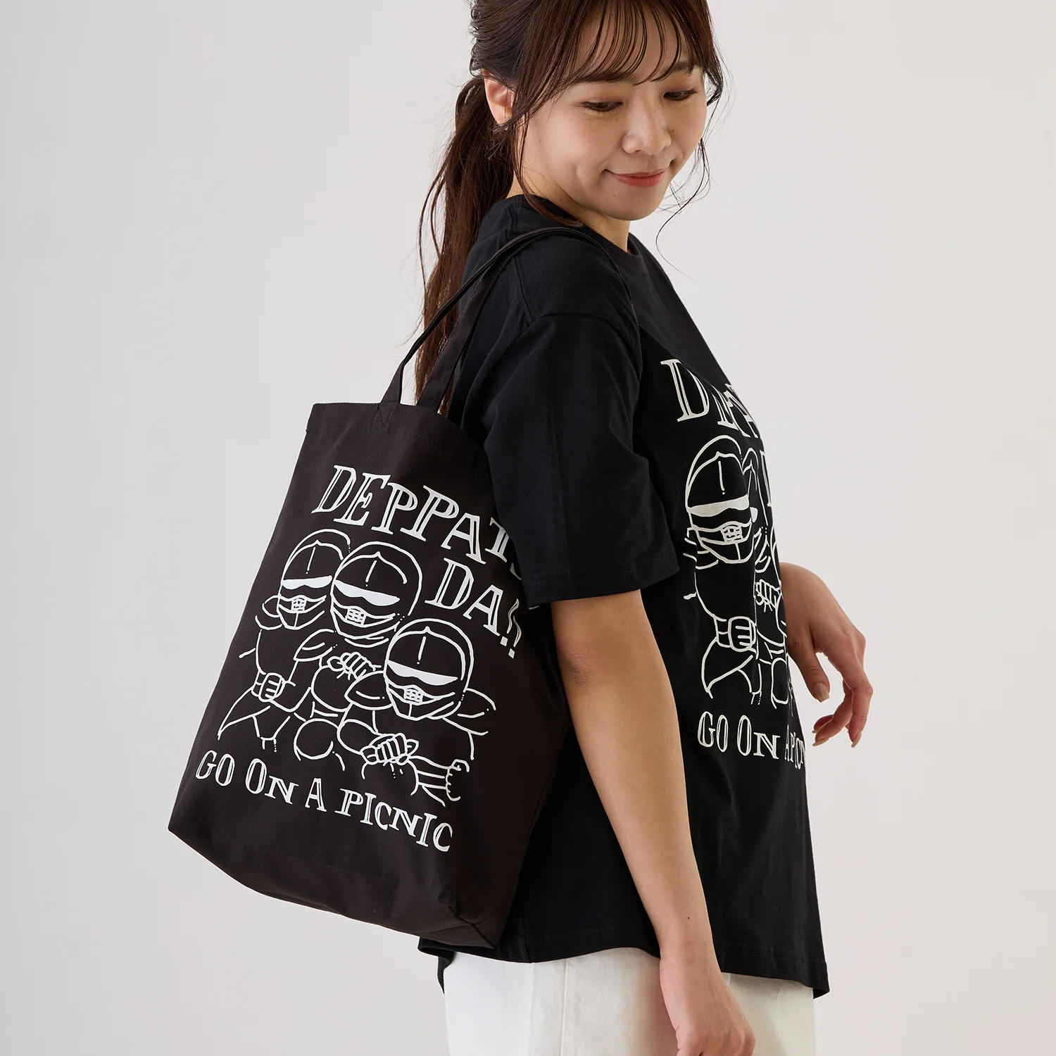ちいかわ お出かけ楽しみ！な トートバッグ 鎧デッパツ ブラック - Image 7