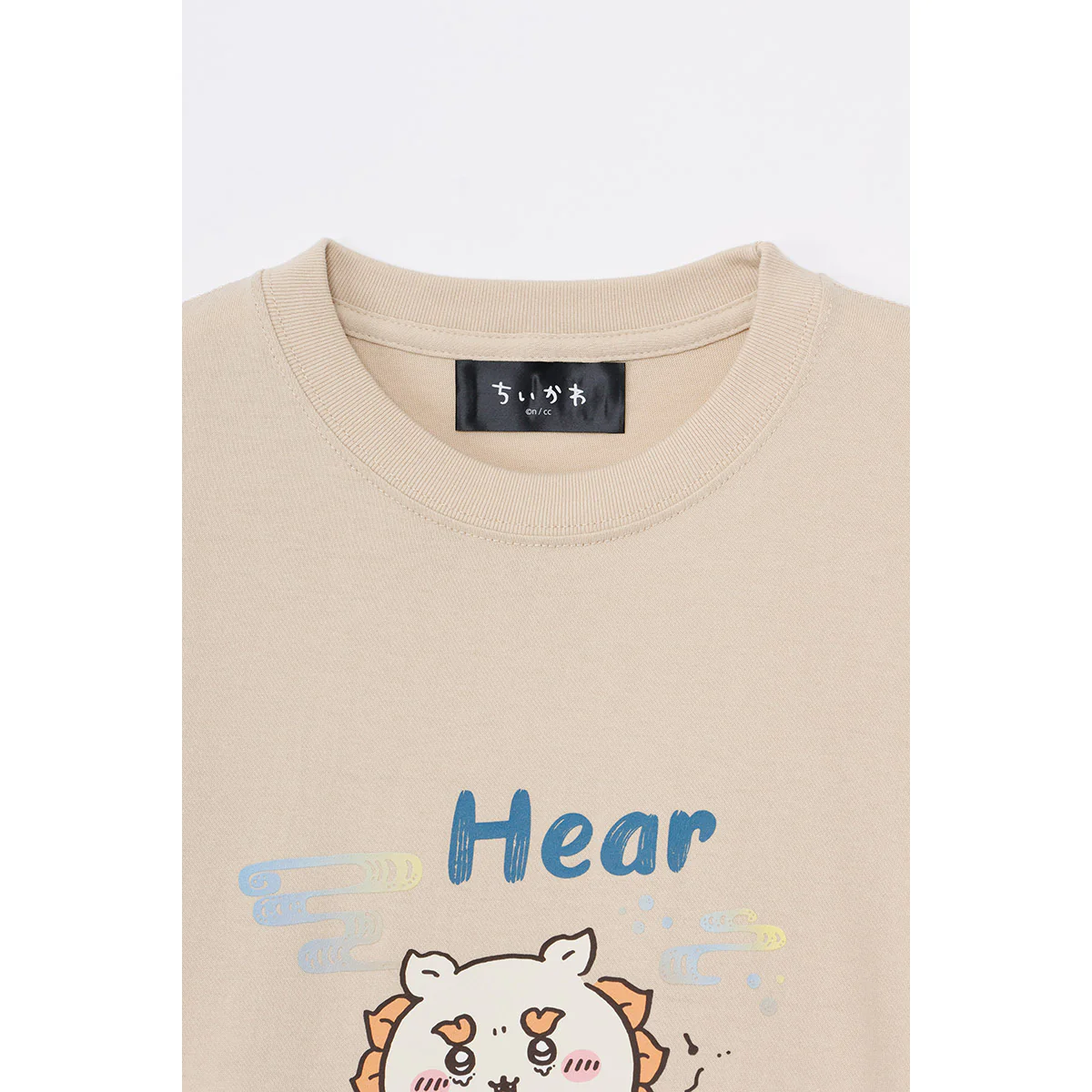 ちいかわ シーサーのおみやげやさん Tシャツ 三線 サンドベージュ - Image 3