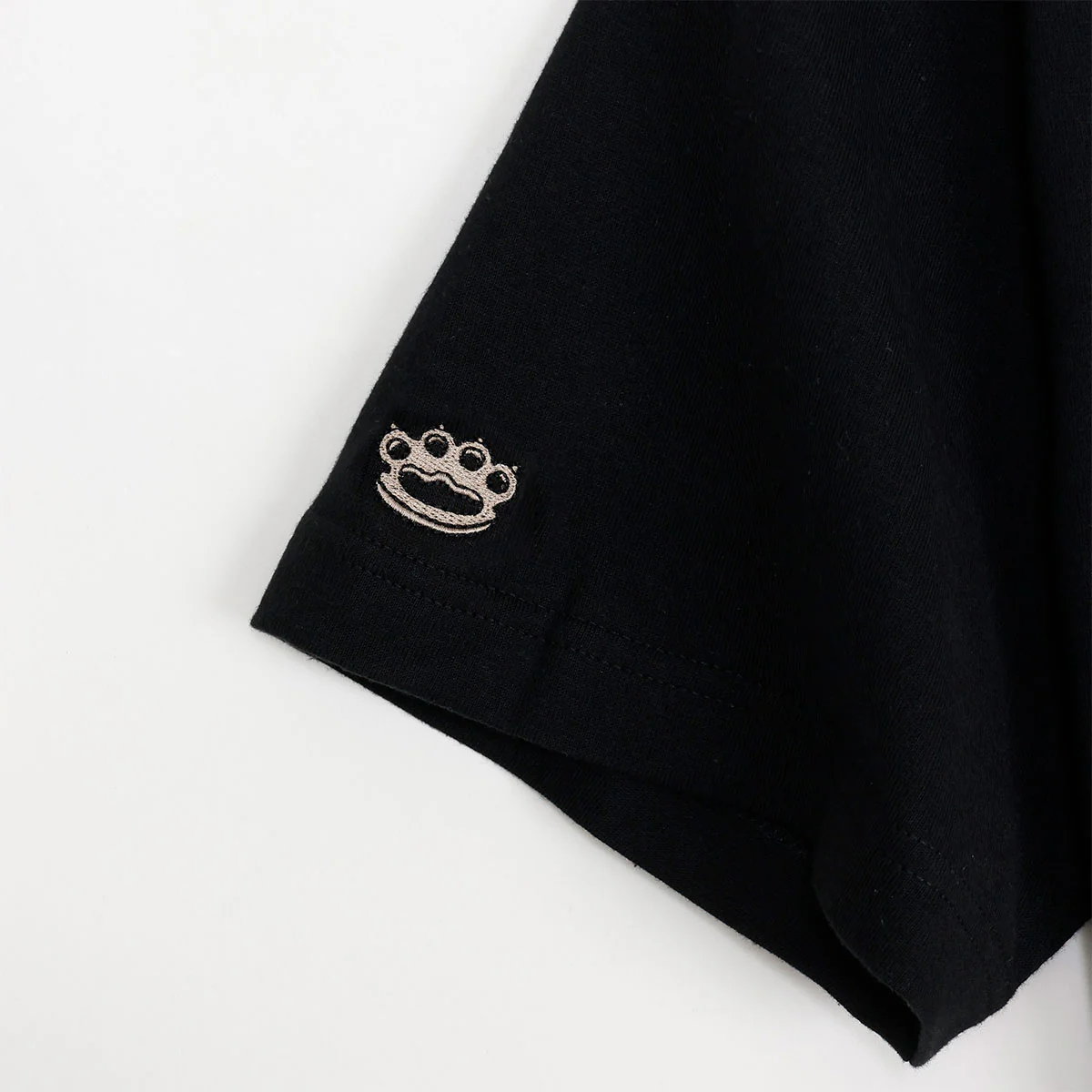 ちいかわ Tシャツ KNUCKLE DUSTER ブラック - Image 4