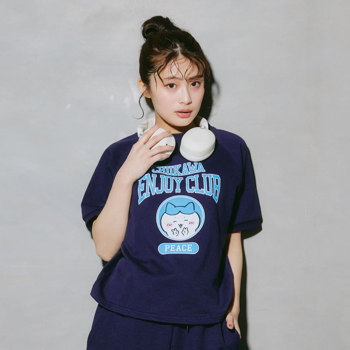 ちいかわ Tシャツ ピース ハチワレ ネイビー - Image 2