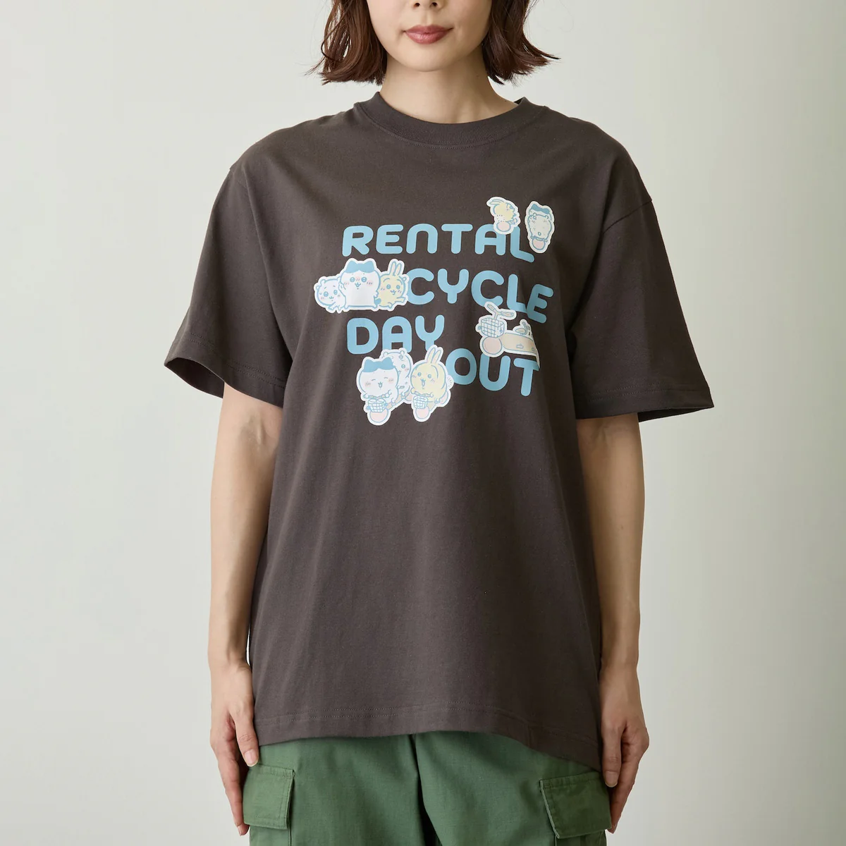 ちいかわ Tシャツ レンタサイクルでおでかけ スミ - Image 10