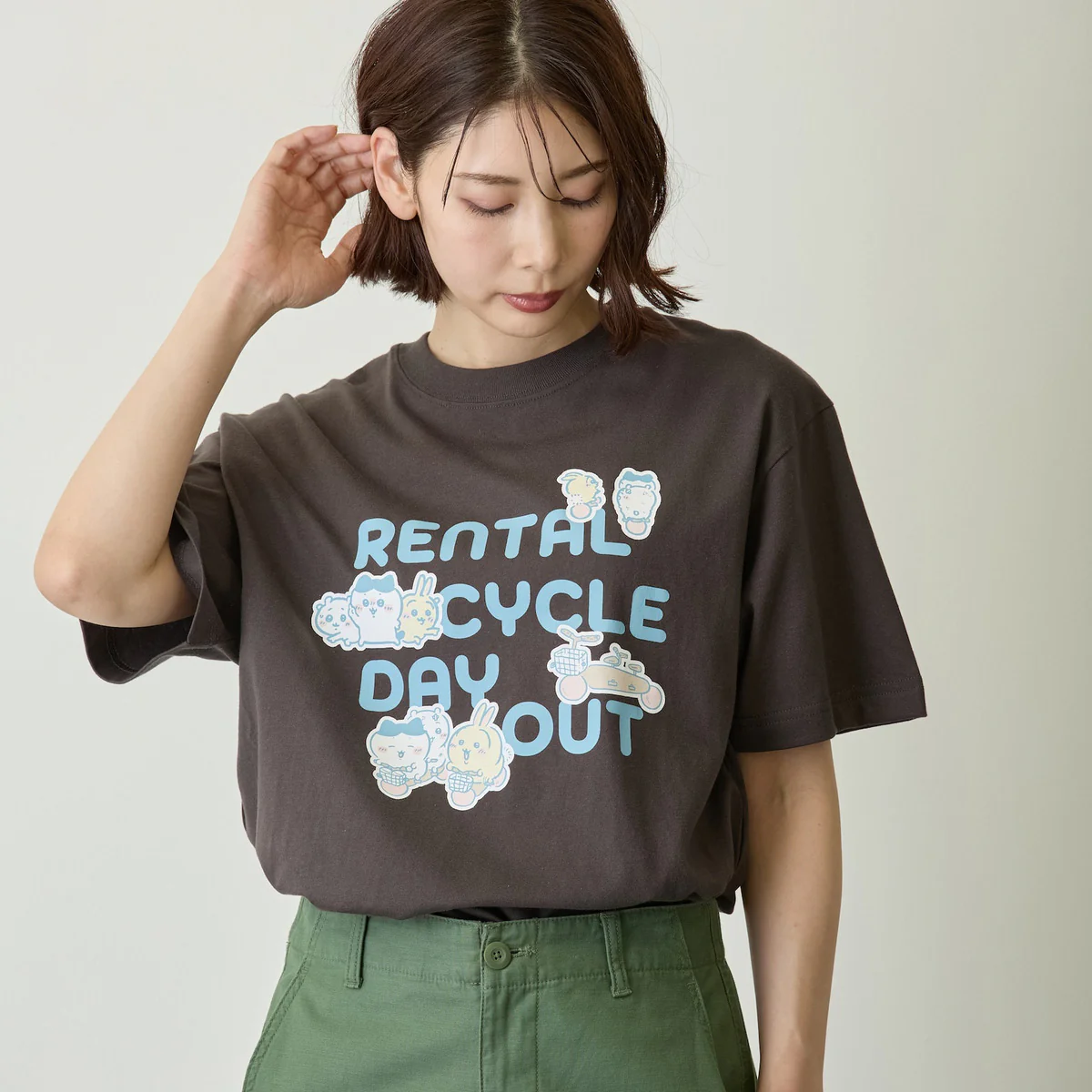 ちいかわ Tシャツ レンタサイクルでおでかけ スミ - Image 14