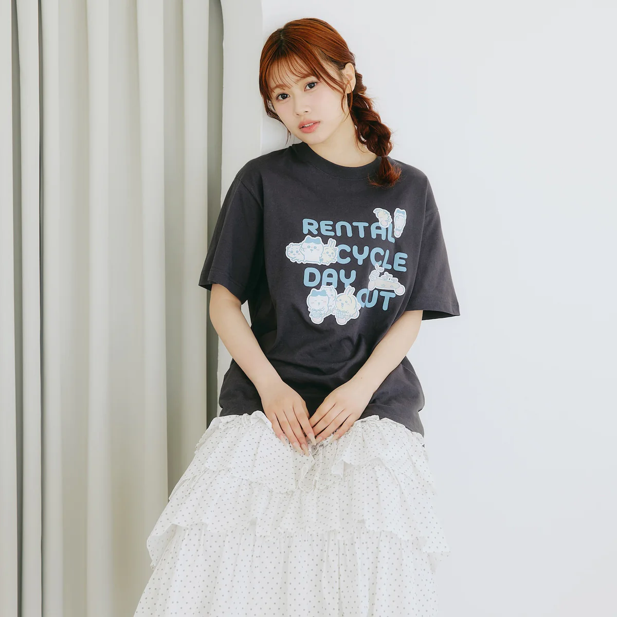 ちいかわ Tシャツ レンタサイクルでおでかけ スミ - Image 2