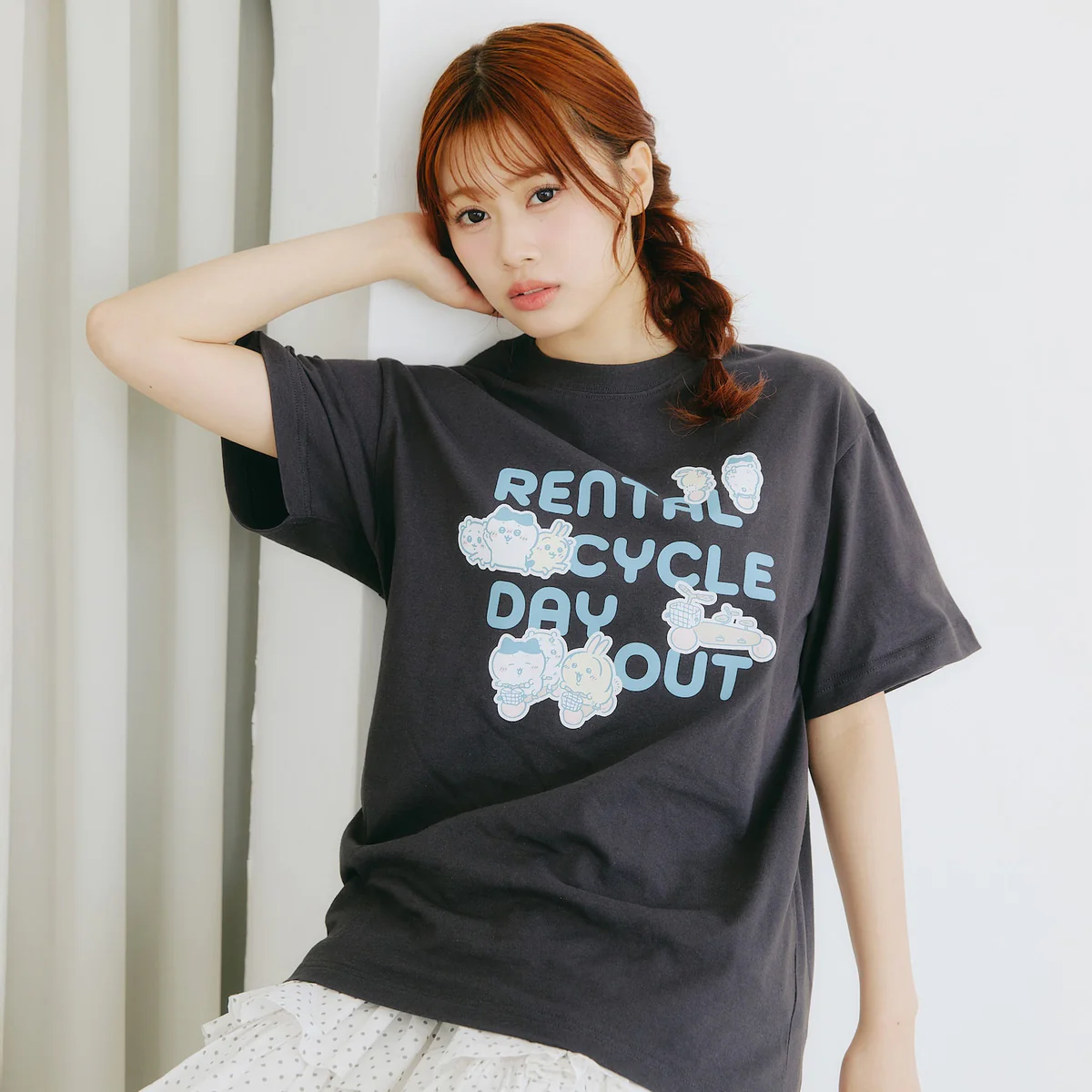 ちいかわ Tシャツ レンタサイクルでおでかけ スミ - Image 3