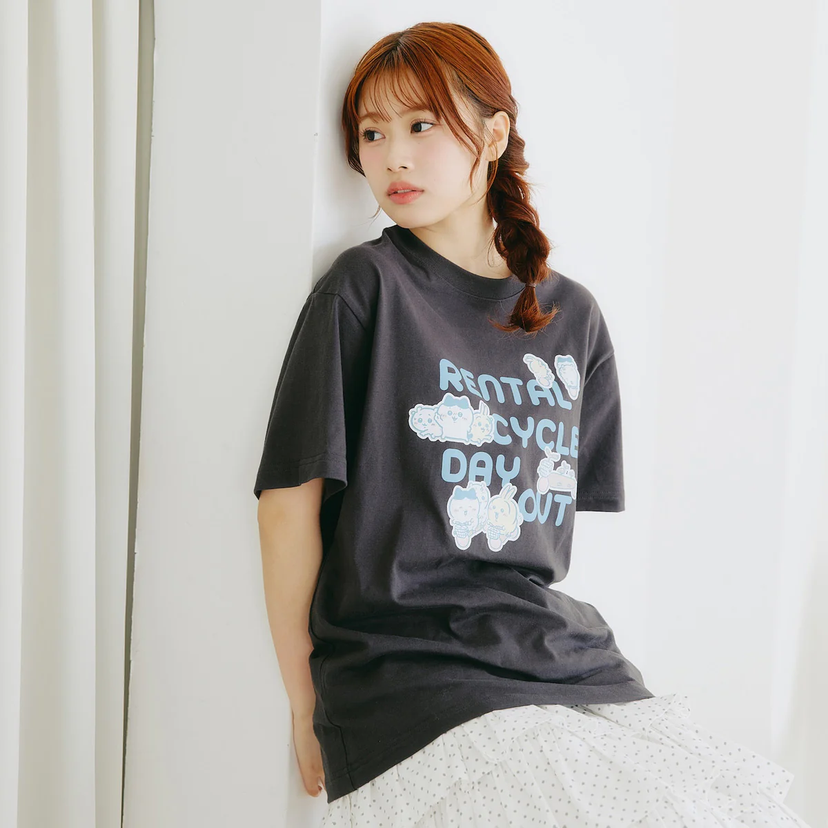 ちいかわ Tシャツ レンタサイクルでおでかけ スミ - Image 4