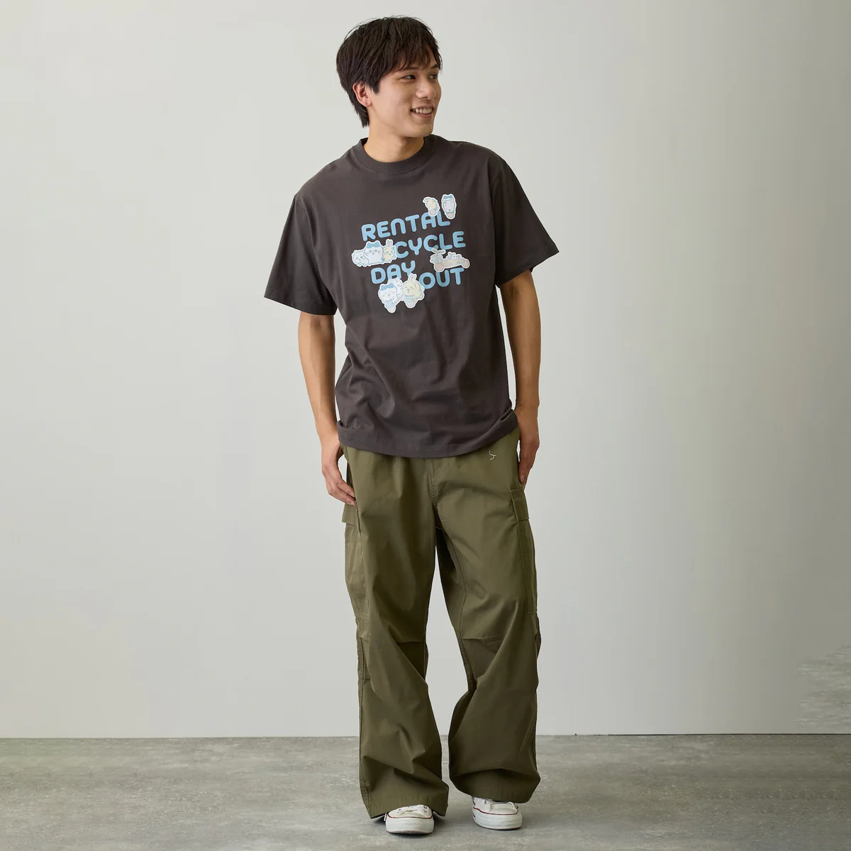 ちいかわ Tシャツ レンタサイクルでおでかけ スミ - Image 5