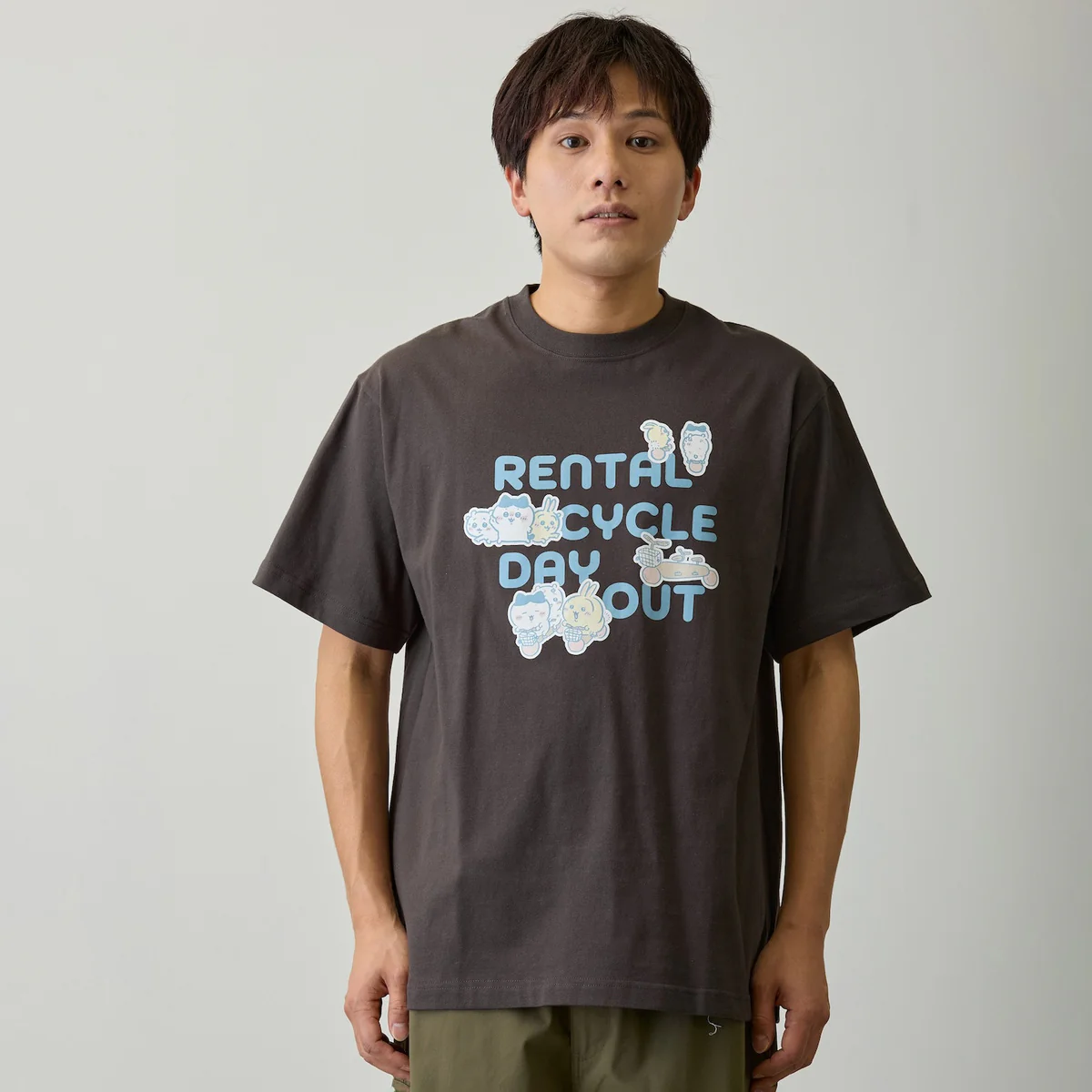 ちいかわ Tシャツ レンタサイクルでおでかけ スミ - Image 6
