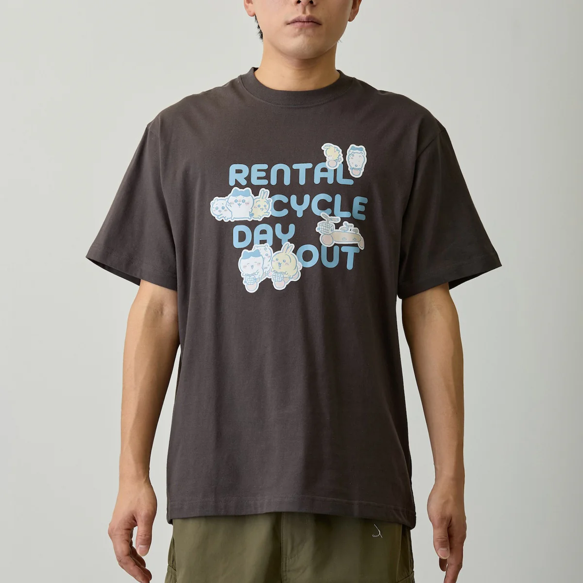ちいかわ Tシャツ レンタサイクルでおでかけ スミ - Image 7