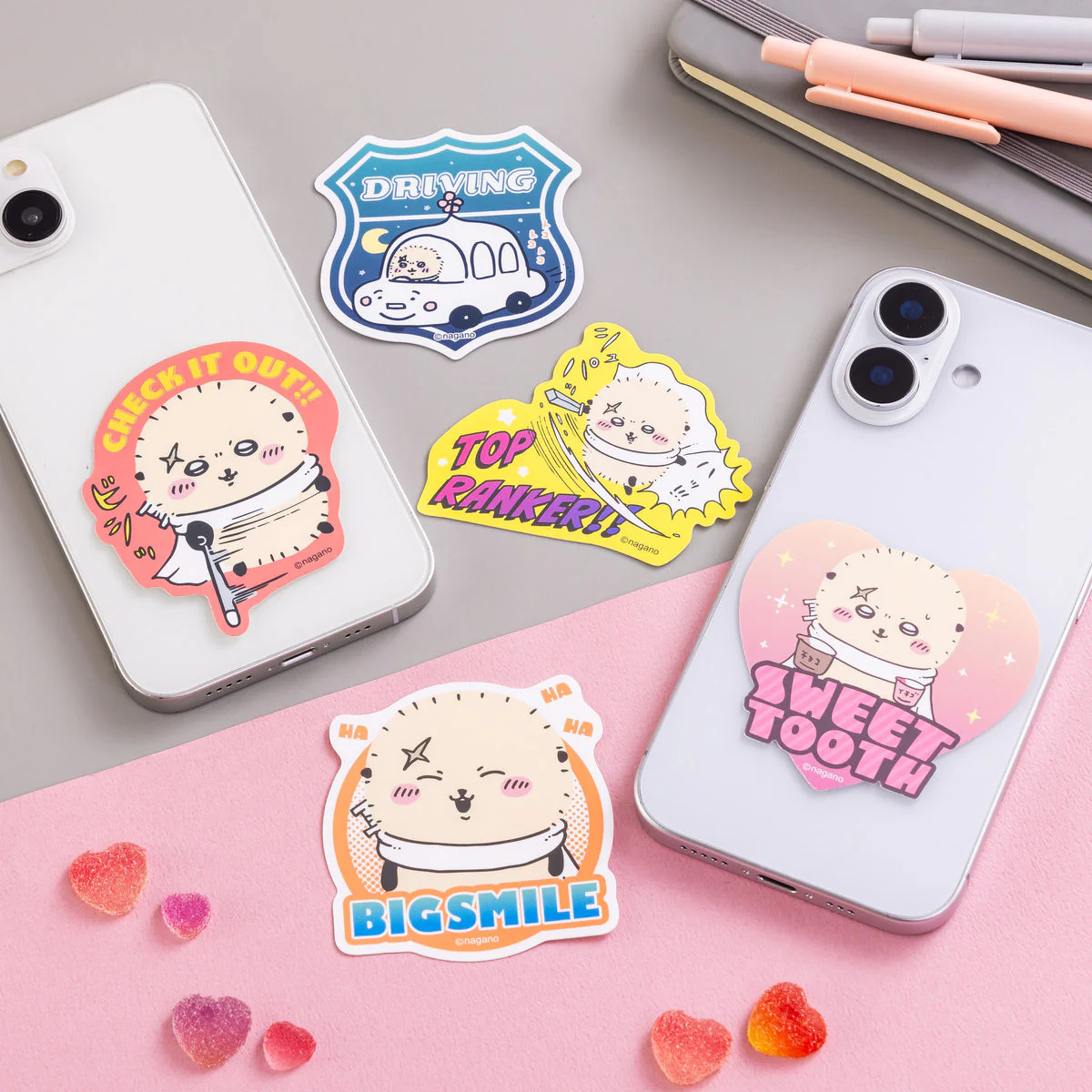 ちいかわ ラッコのスマホに貼れるサイズのステッカー（TOP RANKER） - Image 2