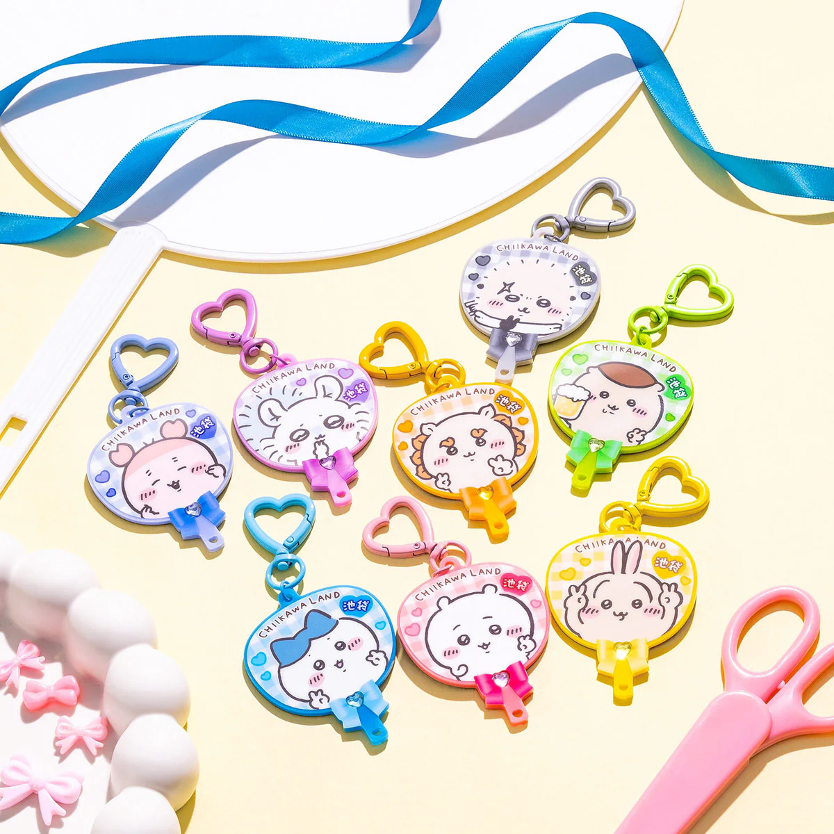 ちいかわ Go！IKEBUKURO うちわ型アクリルキーホルダー（ラッコ） - Image 3