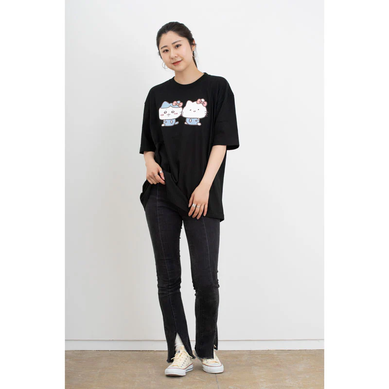 ちいかわ×サンリオキャラクターズ ビックTシャツ ハチワレ×ハローキティ ブラック - Image 2