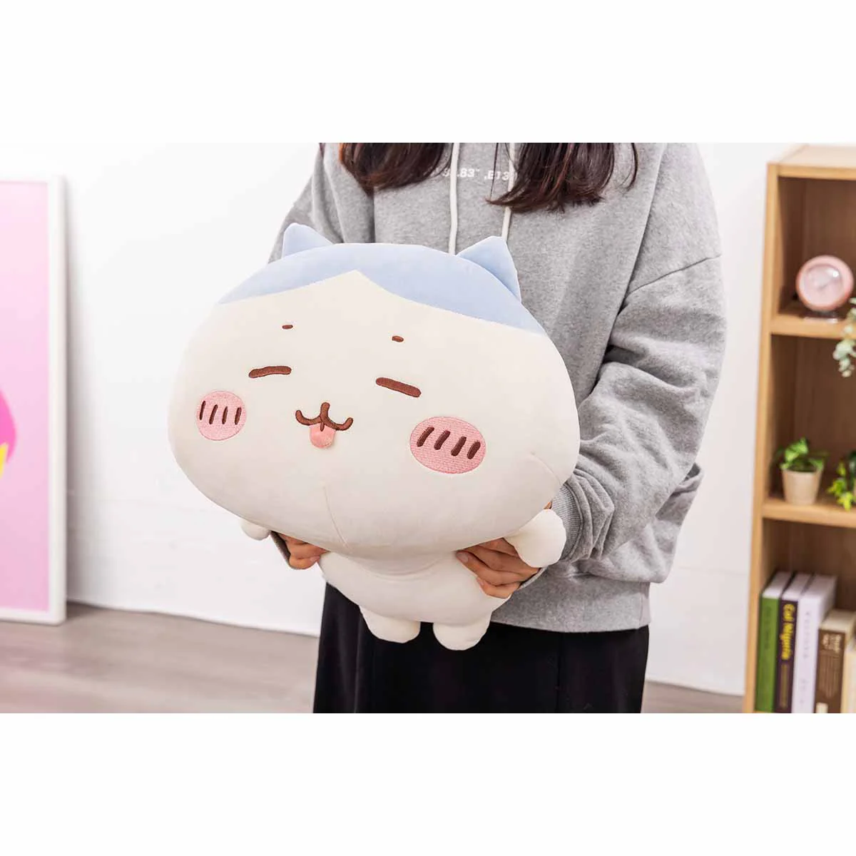 ちいかわ マシュマロみたいな寝そべり抱きぬいぐるみ（ねむねむハチワレ） - Image 4