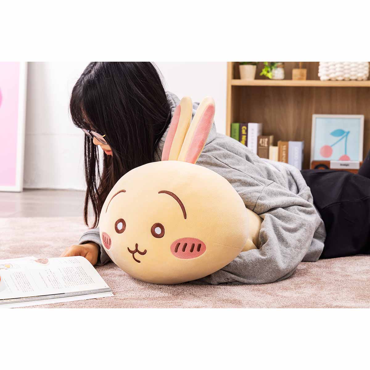 ちいかわ マシュマロみたいな寝そべり抱きぬいぐるみ(ねむねむうさぎ) - Image 3