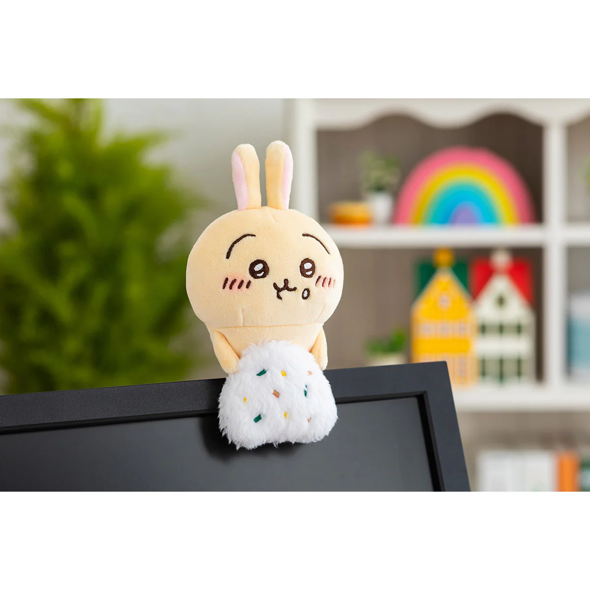 ちいかわ デスクトップから見守るひっかけぬいぐるみ（おにぎりうさぎ） - Image 2