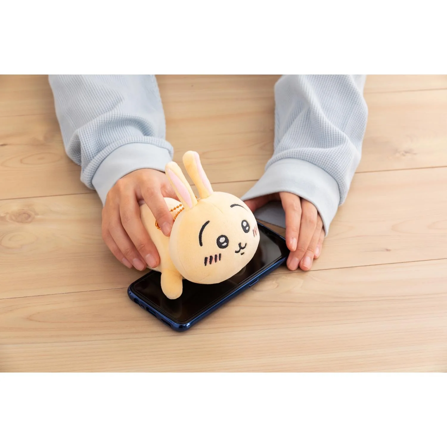 ちいかわ てくびまくらぬいぐるみ（ハチワレ） - Image 5